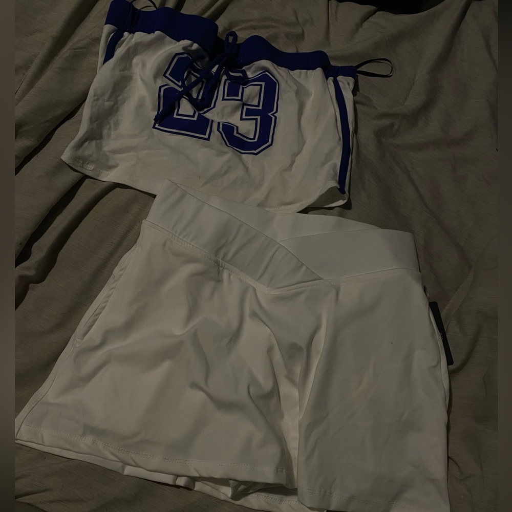 Tennis skirt shorts inside, 𝚂𝚒𝚣𝚎 𝚂/𝙿 - Blue/White tube top, 𝚂𝚒𝚣𝚎 𝙻